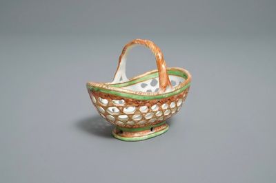 Un panier ajouré en porcelaine de Chine en rouge de fer et vert, Yongzheng