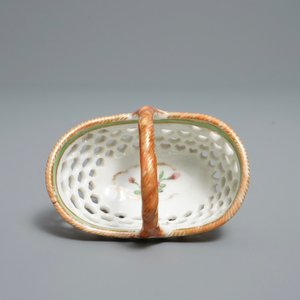 Un panier ajouré en porcelaine de Chine en rouge de fer et vert, Yongzheng — photo 6