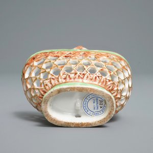 Un panier ajouré en porcelaine de Chine en rouge de fer et vert, Yongzheng — photo 8