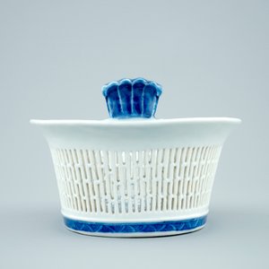 Un panier ajouré sur présentoir en porcelaine de Chine bleu et blanc, Qianlong, 18ème — photo 7