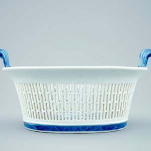 Un panier ajouré sur présentoir en porcelaine de Chine bleu et blanc, Qianlong, 18ème — photo 8