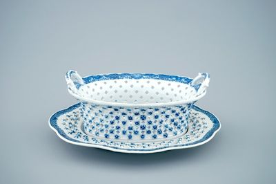 Un panier ajouré sur présentoir en porcelaine de Chine bleu et blanc, Qianlong, 18ème