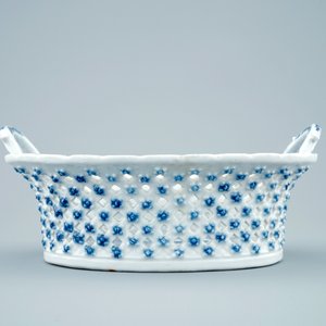 Un panier ajouré sur présentoir en porcelaine de Chine bleu et blanc, Qianlong, 18ème — photo 6