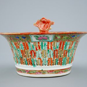 Un panier ajouré sur présentoir en porcelaine de Chine de Canon, 19ème — photo 7