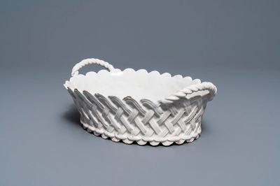 Un panier de forme ovale en faïence blanche de Bruxelles, 18ème