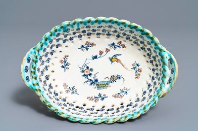 Un panier en faïence de Bruxelles polychrome à décor 'à la haie fleurie', 18ème