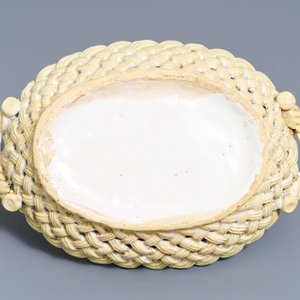 Un panier en faïence de Bruxelles polychrome à décor 'à la haie fleurie', 18ème — photo 2