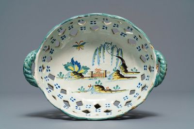 Un panier en faïence de Bruxelles polychrome à décor d'un paysage, 18ème