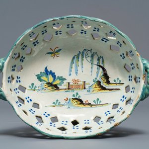 Un panier en faïence de Bruxelles polychrome à décor d'un paysage, 18ème — photo 1