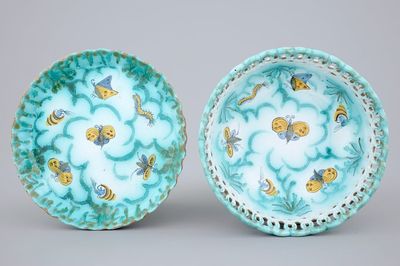 Un panier sur présentoir en faïence de Bruxelles au décor de papillons, 18ème