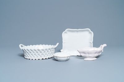Un panier, un plat lobé, une boîte à épices et une saucière en faïence blanche de Delft, 18ème