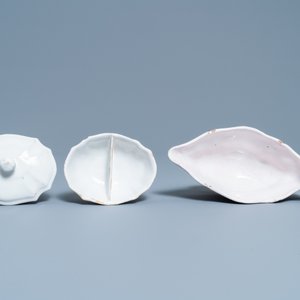Un panier, un plat lobé, une boîte à épices et une saucière en faïence blanche de Delft, 18ème — photo 12