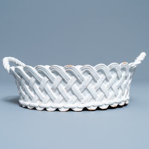 Un panier, un plat lobé, une boîte à épices et une saucière en faïence blanche de Delft, 18ème — photo 2