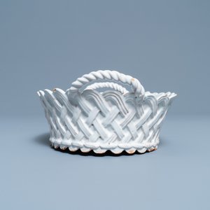 Un panier, un plat lobé, une boîte à épices et une saucière en faïence blanche de Delft, 18ème — photo 3