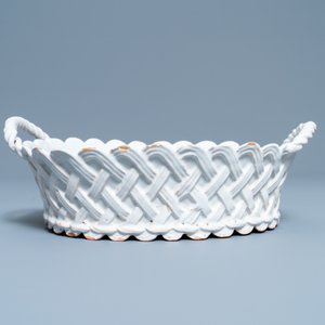 Un panier, un plat lobé, une boîte à épices et une saucière en faïence blanche de Delft, 18ème — photo 4