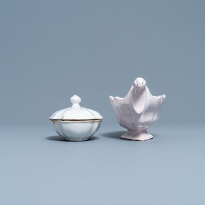 Un panier, un plat lobé, une boîte à épices et une saucière en faïence blanche de Delft, 18ème — photo 9