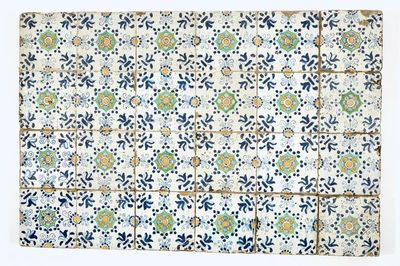 Un panneau de 24 carreaux en faïence de Delft polychrome à décor ornamental, 17ème