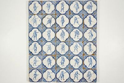 Un panneau de 30 carreaux en faïence de Delft aux décors de soldats, 17ème