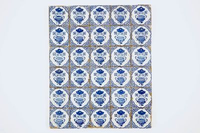 Un panneau de 30 carreaux en faïence de Delft aux vases fleuris, 17ème