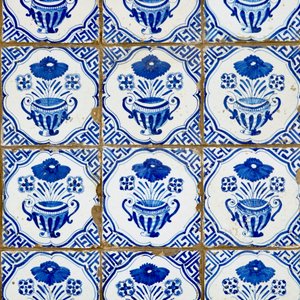 Un panneau de 30 carreaux en faïence de Delft aux vases fleuris, 17ème — photo 2