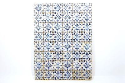 Un panneau de 48 carreaux en faïence de Delft bleu et blanc aux médaillons de fleurs, 17ème