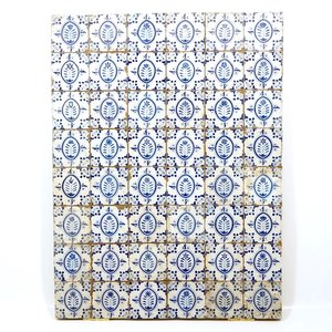 Un panneau de 48 carreaux en faïence de Delft bleu et blanc aux médaillons de fleurs, 17ème — photo 1