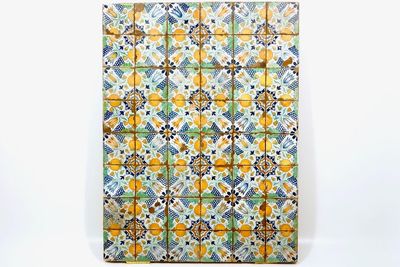 Un panneau de 48 carreaux en faïence de Delft polychrome, 17ème