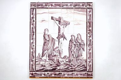 Un panneau de carreaux de Delft manganèse à décor de Christ en croix, fin du 18ème
