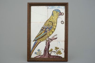 Un panneau de carreaux polychrome au perroquet, faïence de Lille, 18ème