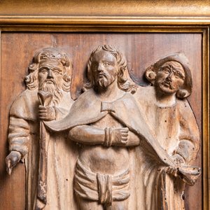 Un panneau 'Ecce Homo' en noyer sculpté dans un encadrement néogothique, 16ème — photo 3
