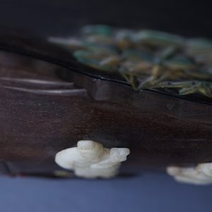 Un panneau en bois laqué incrusté de jade et cloisonné, Chine, 18ème — photo 12