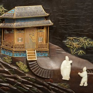 Un panneau en bois laqué incrusté de jade et cloisonné, Chine, 18ème — photo 2