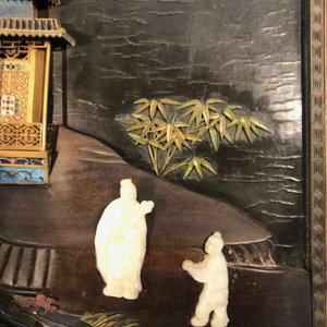 Un panneau en bois laqué incrusté de jade et cloisonné, Chine, 18ème — photo 49