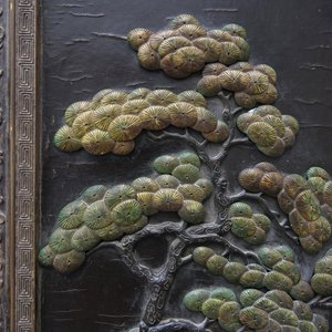 Un panneau en bois laqué incrusté de jade et cloisonné, Chine, 18ème — photo 6