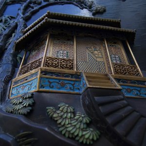 Un panneau en bois laqué incrusté de jade et cloisonné, Chine, 18ème — photo 9