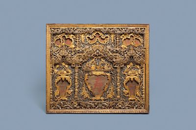 Un panneau en bois sculpté et doré orné de caractères peints en rouge, 18/19ème