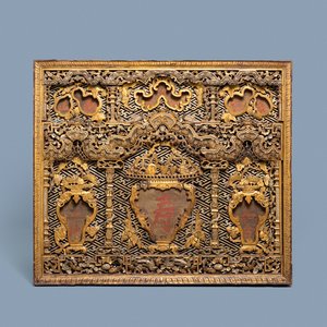 Un panneau en bois sculpté et doré orné de caractères peints en rouge, 18/19ème — photo 1