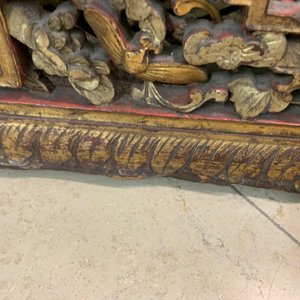 Un panneau en bois sculpté et doré orné de caractères peints en rouge, 18/19ème — photo 11