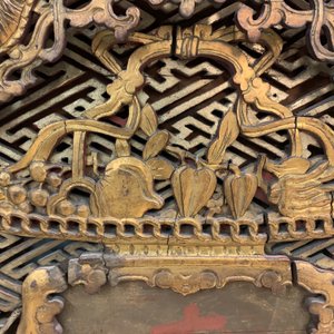 Un panneau en bois sculpté et doré orné de caractères peints en rouge, 18/19ème — photo 16