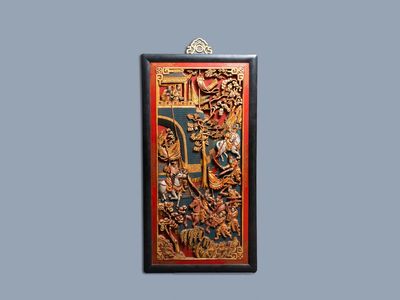 Un panneau en bois sculpté laqué et polychromé, Chine, 19ème