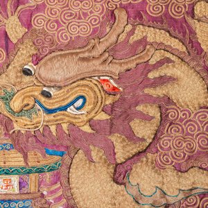 Un panneau en broderie de soie et de fil d'or à décor de dragons et de phénix, Chine, 19ème — photo 4