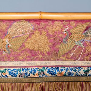Un panneau en broderie de soie et de fil d'or à décor de dragons et de phénix, Chine, 19ème — photo 5