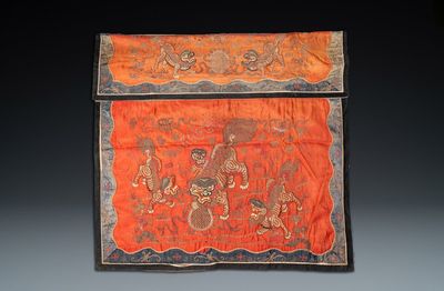Un panneau en broderie de soie et de fil d'or à décor de lions bouddhistes, Chine, 19ème