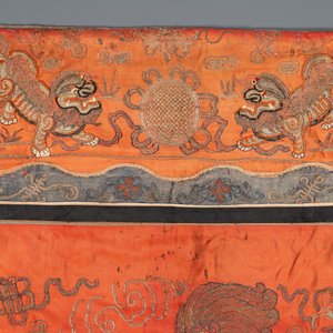 Un panneau en broderie de soie et de fil d'or à décor de lions bouddhistes, Chine, 19ème — photo 4