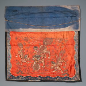 Un panneau en broderie de soie et de fil d'or à décor de lions bouddhistes, Chine, 19ème — photo 5