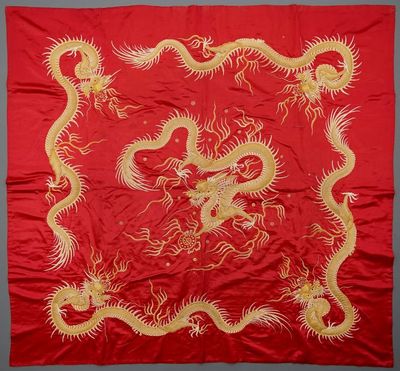 Un panneau en soie brodée à décor de dragons sur fond rouge, Vietnam, 19ème