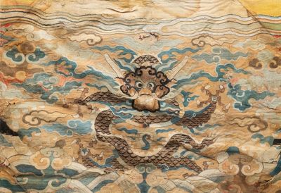 Un panneau en soie kesi à décor d'un dragon, Wanli