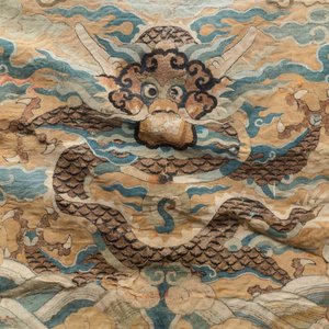 Un panneau en soie kesi à décor d'un dragon, Wanli — photo 5