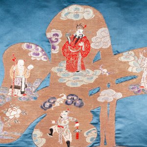 Un panneau 'Shou' figurant des immortels en broderie de soie, Chine, 19ème — photo 4