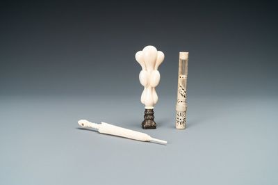 Un parapluie miniature de type 'Stanhope' avec vues microscopiques des monuments de Paris, un cachet en ivoire et un porte-aiguille en os, 19ème